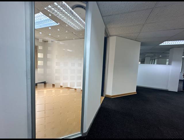 1,910M² OFFICE TO LET IN SUNNINGHILL